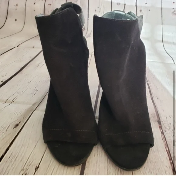 VINCE Addison Black Suede Peep Toe High Heel
Booties Block Heel T-Strap Back Sz8 - Picture 4 of 9